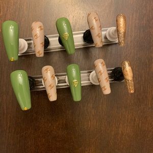 Green and tan channel Press on nails